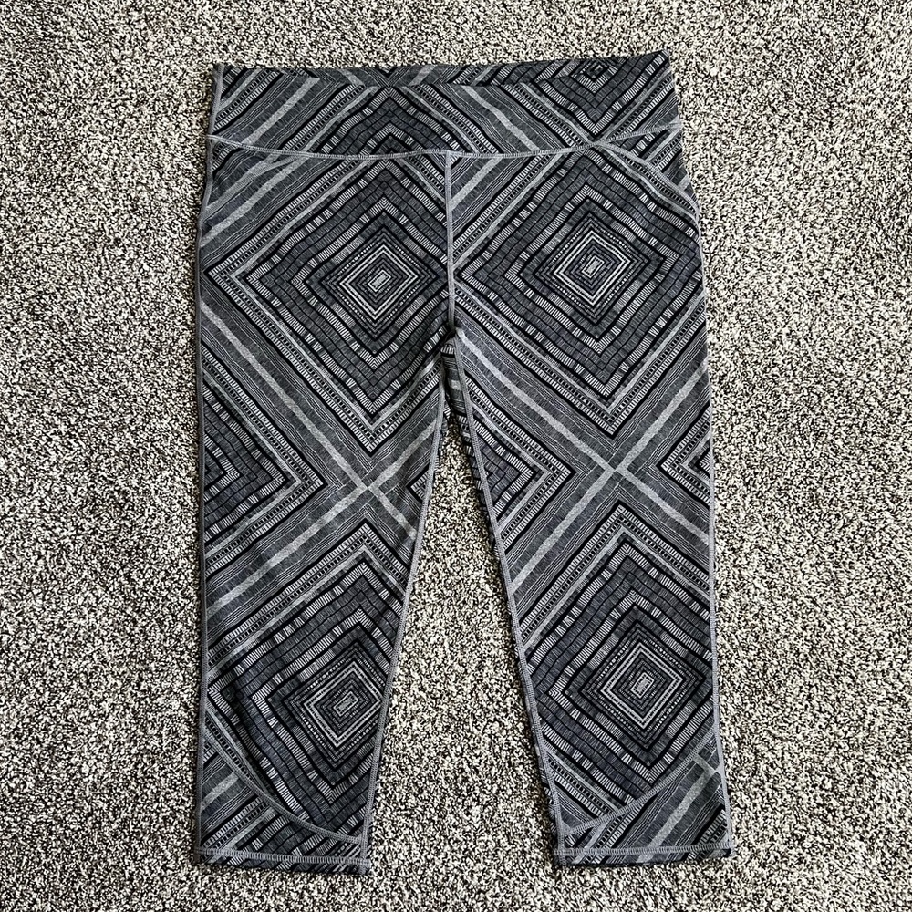 NWT Fabletics Lima Capri Leggings, Size XXL